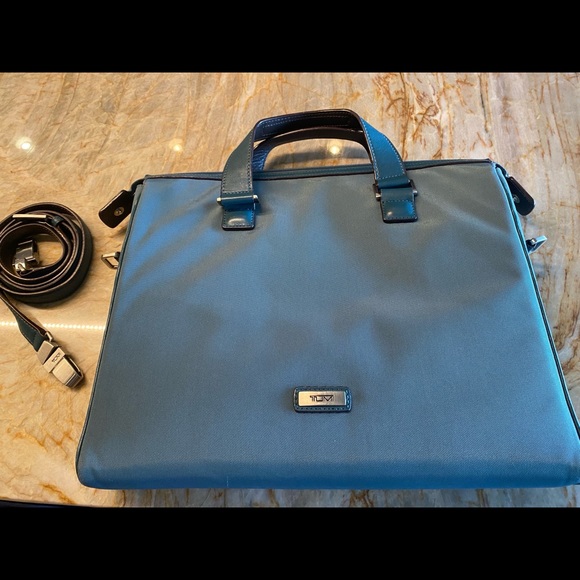 Tumi Handbags - TUMI lap top bag 🌟excellent condition 🌟